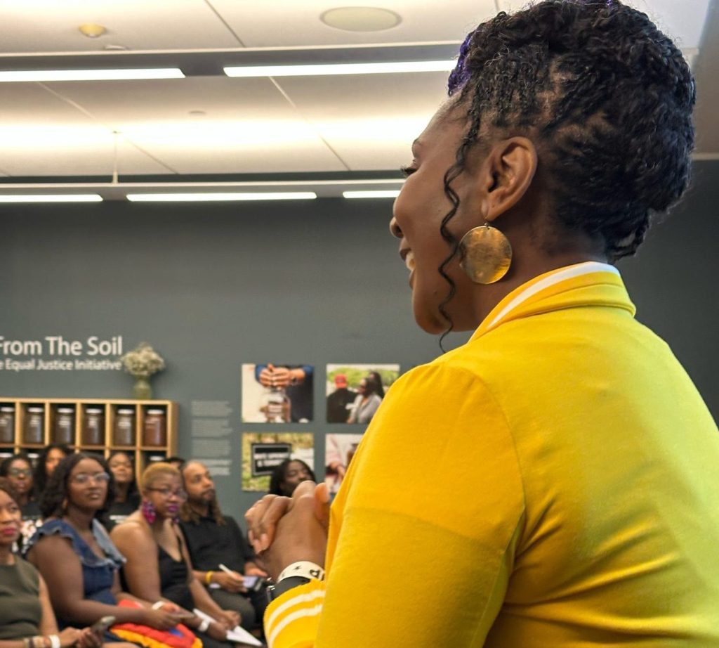 Dawn smiling at the audience in her workshop at BWW